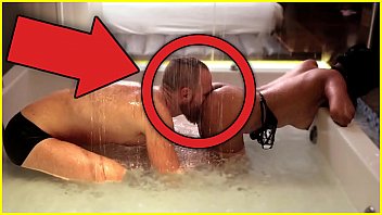 O Fucks Onu Kız Arkadaşı Bu Fahişe Içinde Bu Banyo