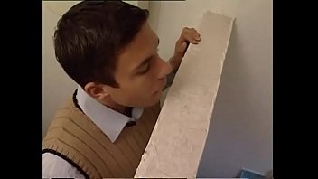 Xxx Ile Bir öğrenci Tuvalette öğretmenini Takip Ediyor Ve üzerinden Geçiyor