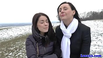 Soğuktan Kurtulmak İçin Her Şeyi Yapan İki Seksi Esmerle Kış Pornosu