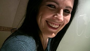 Olgun İç Çamaşırında İki Esmerle Seks Büyük Göğüsler İçinde Becermek İstiyor
