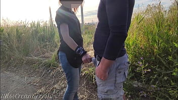 Sürtük ücretli Için Emmek Için The Dick üzerinde The Field