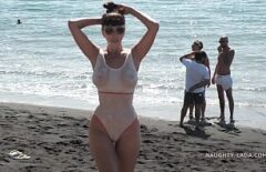 Birkaç Genç Kızla İspanya’da Bir Plajda Kaba Grup Seks