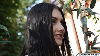 Esmer Yaşlı Bir Adam Sikikleri