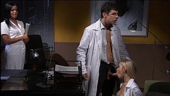 Bir Doktor Iki Iyi Hemşireyi Fena Sikiyor
