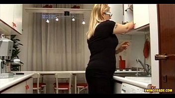 Ona Küçük Bir Sik Vermek Için Yaşlı Komşusunu Ziyarete Gidiyor