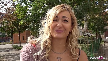 Kızın kolu kadar büyük olan bu sik hemen onun deliğine ulaşacak